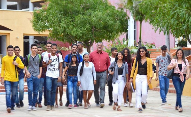 Carlos Arturo Robles Julio, rector de UniGuajira, con sus estudiantes.