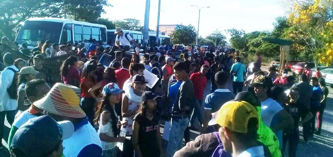 La crisis de la Uniguajira y el paro de actividades han obligado a los estudiantes a salir a protestar.