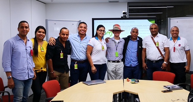 Grupo de estudiantes, junto al docente Jaider Quintero.