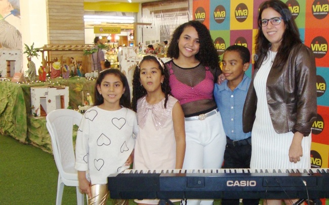 Los artistas del piano junto con la profesora, en la demostración de sus dotes artísticos.