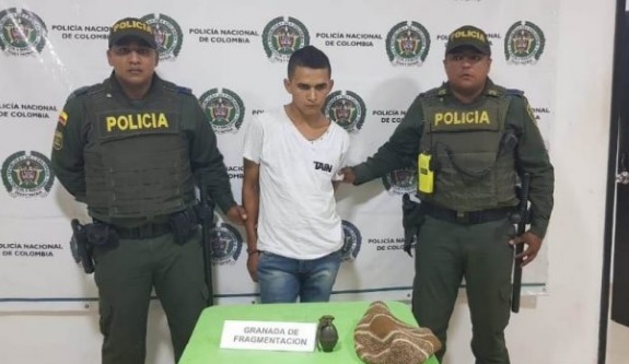 El sujeto fue arrestado mientras portaba una granada de fragmentación en su mochila.