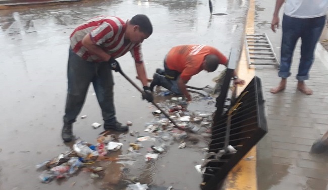 Esta situación obligó a operarios del Consorcio Control Hidráulico a abrir las rejillas y extraer todo el sedimento que impedía el discurrir de las aguas lluvias por la cañería.