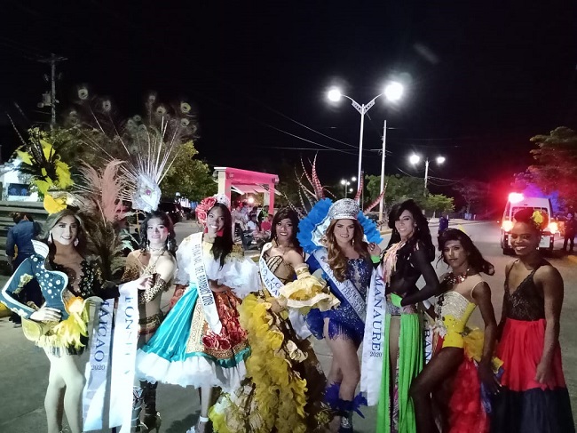 La Reina Nacional del Bambuco 2019-2020 Wendy Michelle Murillo, en compañía de todas las concursantes al reinado popular de la comunidad Lgbti. 