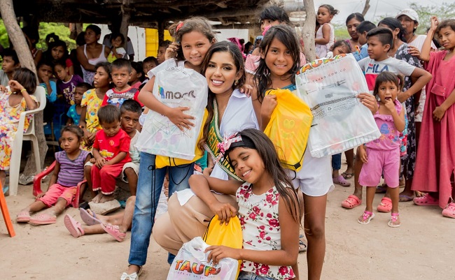 Momento cuando Ellen Pimienta es recibida por los niños de la comunidad wayuu Cangrejito.