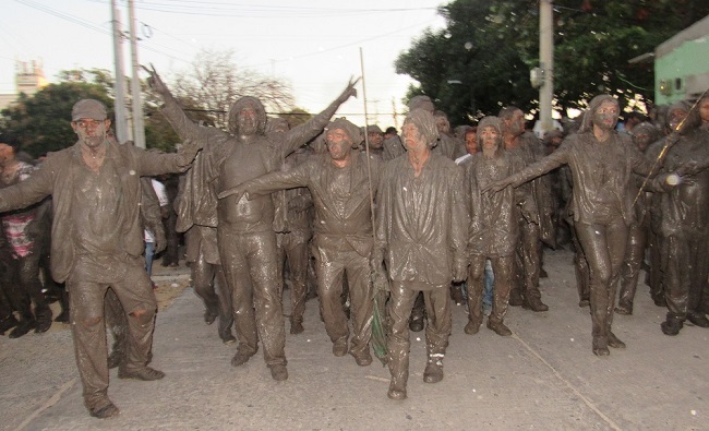 La principal preocupación de los ciudadanos es que el carnaval en Riohacha se celebra con barro y agua, durante el Pilón de los embarradores.