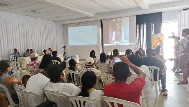 Nativos de la etnia Wayúu que asistieron a la proyección del video sobre la sentencia impartida contra el desmovilizado Ferney Argumedo Torres.