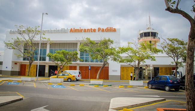 En aeropuerto Almirante Padilla de Riohacha están siendo distribuidos folletos informativos relacionados con la pandemia.