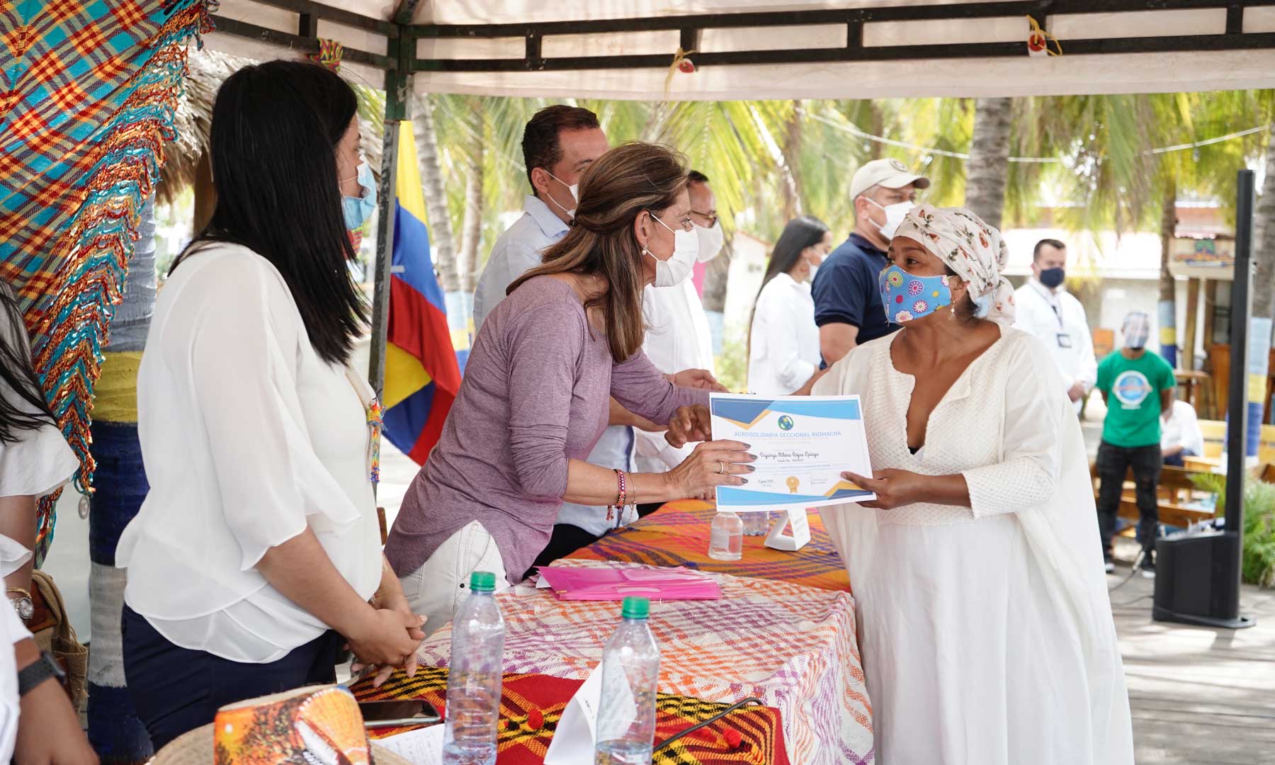 90 artesanas Wayúu se certificaron en Economía Solidaria.
