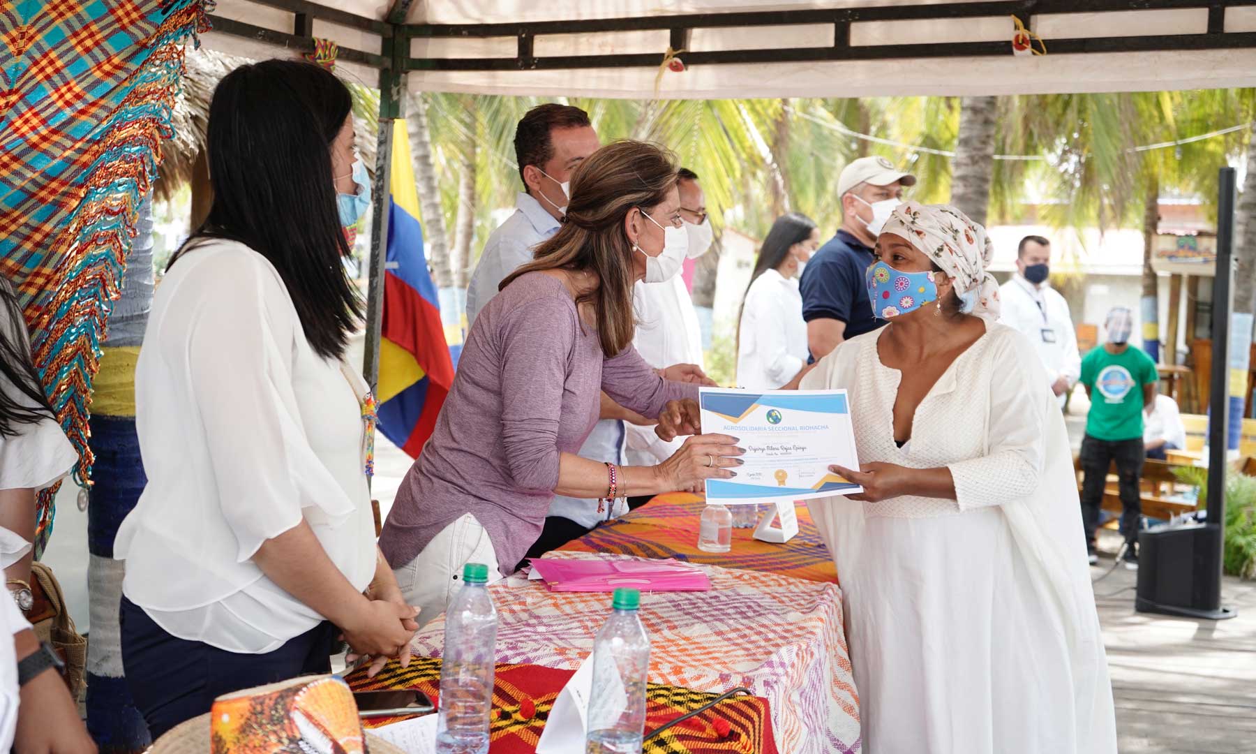 90 artesanas Wayúu se certificaron en Economía Solidaria.