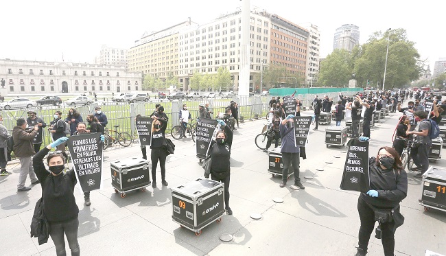 Miembros de la Agrupación Gremial de Trabajadores de Artes y Espectáculos participan en una manifestación, en Santiago, Chile.