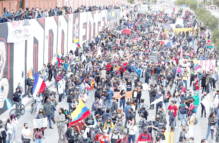 Lo colombianos salieron a las calles para hacer parte de la movilización convocada por sindicatos y movimientos sociales para exigir el derecho a la vida.