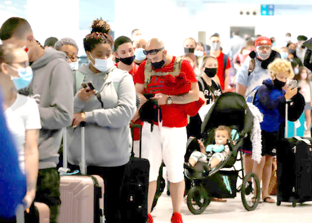 Según el Ministerio de Relaciones Exteriores, más de 40.000 colombianos regresaron de distintos países en más de 350 vuelos humanitarios coordinados por sus consulados y embajadas en el exterior.