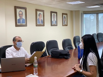Director de Corpoguajira Samuel Lanao Robles en reunión con Carolina Issa, enlace comunal de la secretaría de Gobierno