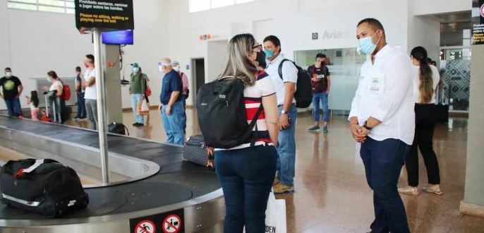 El alcalde José Ramiro Bermúdez Cotes, observó los protocolos de bioseguridad que se implementaron en el terminal aéreo de Riohacha.