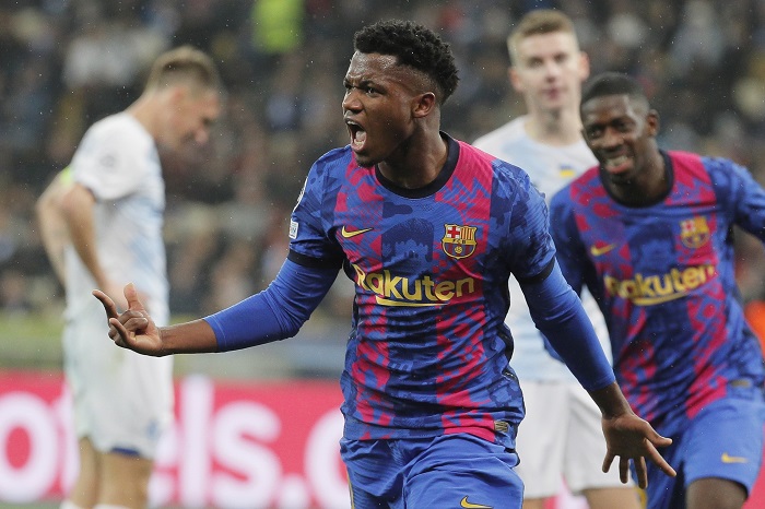 Ansu Fati celebra el junto a sus compañeros el gol del triunfo para el Barcelona. 