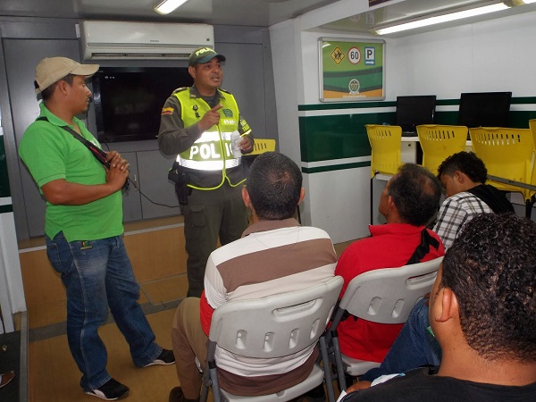 Charlas a diferentes conductores le dan los policiales en las vías de La Guajira
