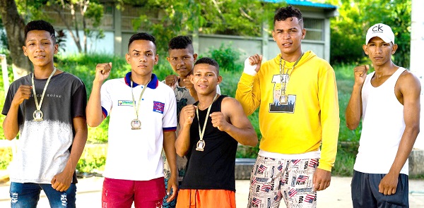  El alcalde Jaime Peña Peñaranda felicitó al grupo de boxeadores y a su entrenador por los importantes resultados obtenidos en el encuentro deportivo.
