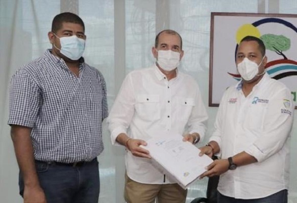 El presidente del concejo de Riohacha, Charles Aguilar, junto al director de CorpoGuajira, Samuel Lanao Robles y el alcalde de la capital de La Guajira, José Ramiro Bermúdez Cotes.