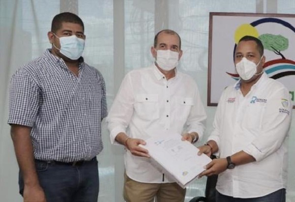 El presidente del concejo de Riohacha, Charles Aguilar, junto al director de CorpoGuajira, Samuel Lanao Robles y el alcalde de la capital de La Guajira, José Ramiro Bermúdez Cotes.