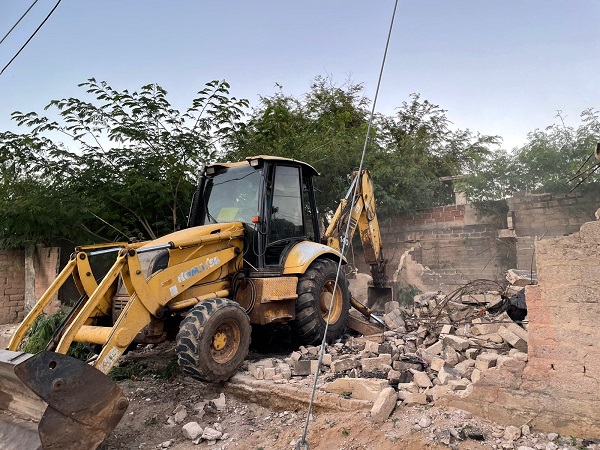 Así se fue demoliendo la obra abandonada en el barrio Arriba de Riohacha y por su posición estratégica se había convertido en el lugar predilecto para los fumadores de drogas psicoactivas.