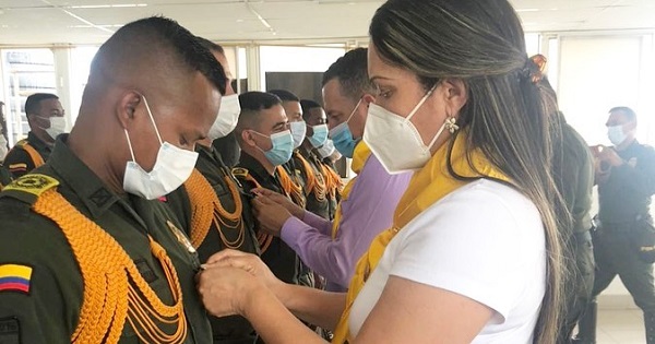 Gestora Social dando el apoyo a los jóvenes soldados que han ayudado al mantenimiento ambiental