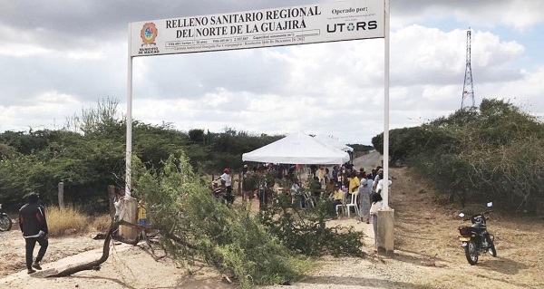 Esta es la entrada principal al relleno sanitario ubicado en el municipio de Maicao y que hoy cumple 10 días de estar bloqueado por malestar en la comunidad wayuu, propietaria de los predios en esta construido.