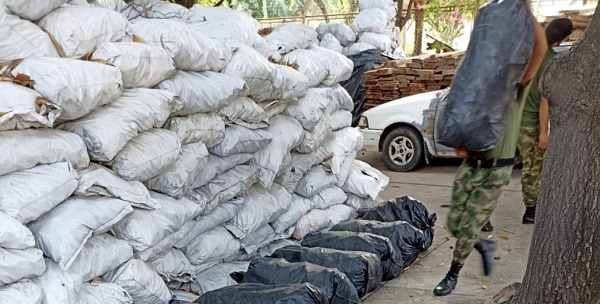 Las dos toneladas fueron decomisadas por miembros de soldados del Grupo de Caballería Mecanizado No 2 Juan José Rondón, acantonados en el corregimiento de Buenavista, municipio de Distracción.