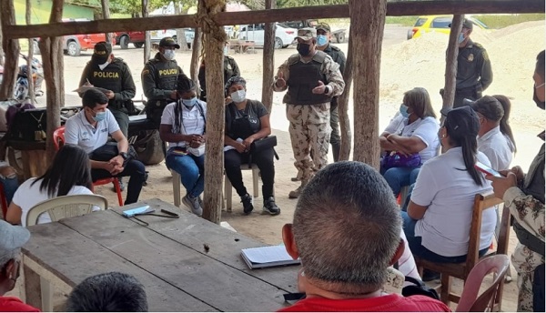 Charlas con los ganaderos para poder hablar sobre la seguridad de su rebaño, con la promesa de cuidar y reducir las pérdidas en el distrito