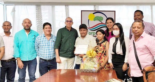 Un reconocimiento por ser amigable con la naturaleza, principalmente con las tortugas, Vicente Fernández Morales fue declarado guardián de las tortugas marinas del departamento de La Guajira. En la entrega le acompañaron, el director de la entidad y familiares y amigo del exaltado.