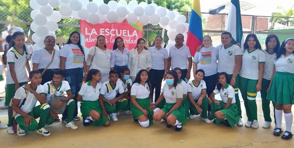 Los estudiantes de Barrancas, están muy entusiasmado pendientes a conocer mucho más sobre el proceso de Paz y tienden a abrazar La Verdad.