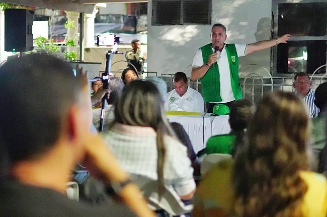 El alcalde de Maicao, Mohamad Dasuki socializando la intervención que se le hará a la plaza Simón Bolívar.