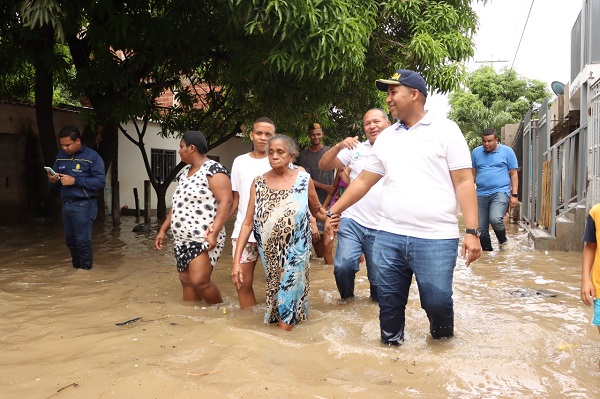 El alcalde de la ciudad de Riohacha, José Ramiro Bermúdez Cotes, caminó los habitantes por el arroyo que no les permite en época de lluvias, transitar, se requiere una obra que les permita hacerlo.