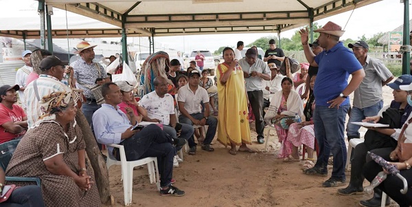 El alcalde José Ramiro Bermúdez Cotes lideró el diálogo con los nativos de la etnia Wayuu que duró más de seis horas, en donde se comprometió atender las necesidades de los vecinos de donde se construye la cárcel de Riohacha.