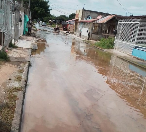 Los habitantes del sector están que se van a las vías de hecho, porque el aeropuerto no ha buscado una mejor forma de verter las aguas lluvias.