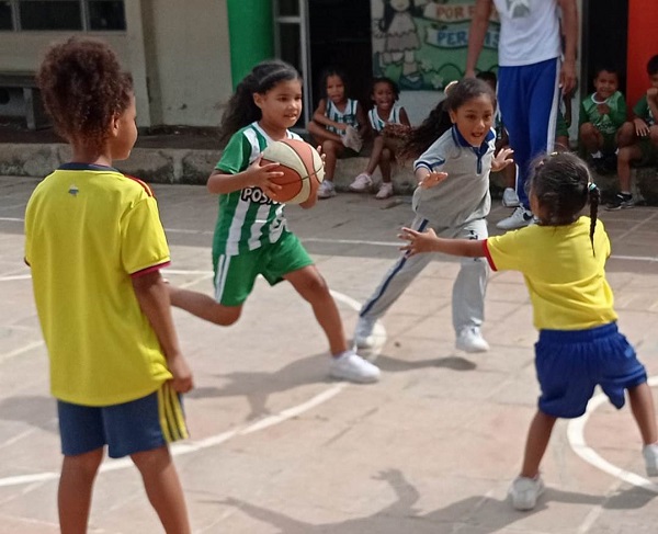 Niños y niñas jugando, fútbol, baloncesto, voleibol y ajedrez, son algunas de las disciplinas que se practican en la I.E. Denzil escolar.