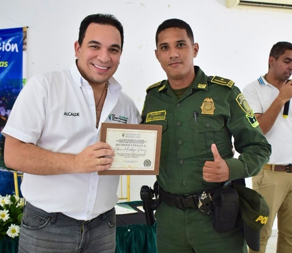 Alcalde de Barrancas, Iván Mauricio Soto Balan cuando le entrega el reconocimiento y el patrullero Liber Mendoza.