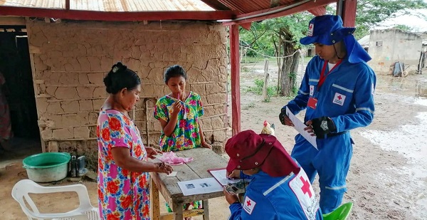 Miembros de la Cruz Roja, llegaron hasta los habitantes del Resguardo y censarlos para que accedan a beneficios como damnificados.