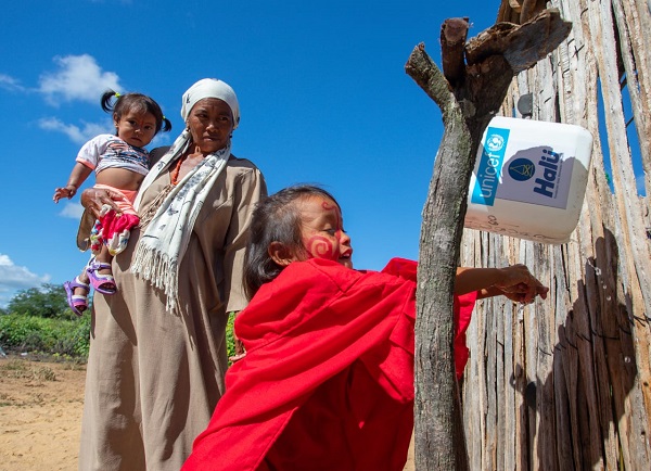 Los adultos y los niños luego salen del baño se lavan las manos. Ese proceso educativo se ha implementado en cuatro munidades de zona rural de Manaure.