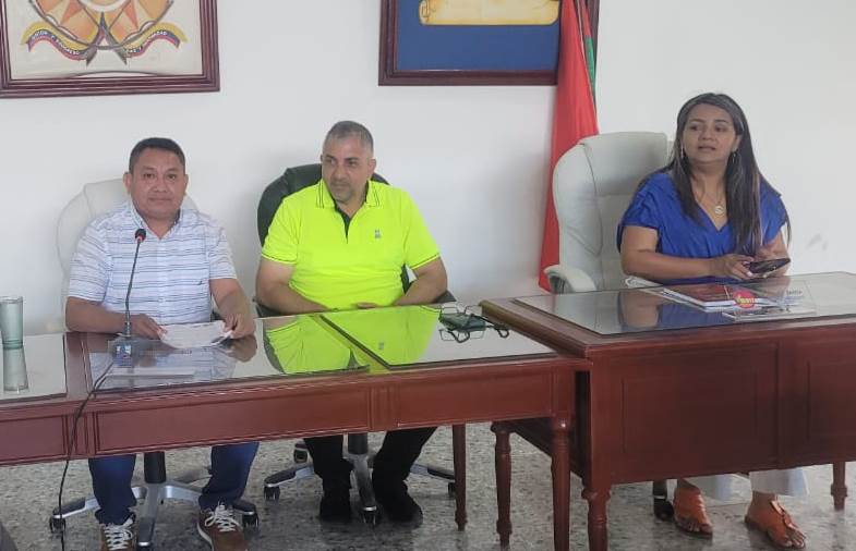 Aspecto de la mesa directiva del Concejo de Maicao, dirigida por Víctor Fernández Paz en la presidencia, segundo vicepresidente Belcy Leal García del movimiento político Mais y en centro aparece el alcalde, Mohamad Dasuki.