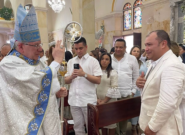 El gobernador José Jaime Vega Vence recibió la bendición de parte del Nuncio Apostólico de su Santidad el papa Francisco; monseñor Luis Mariano Montemayor.