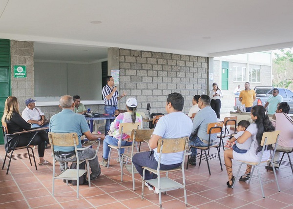Instantes cuando el alcalde de Hatonuevo, Luis Arturo Palmezano, hace la socialización del reinicio de la construcción de Ciclo Ruta, con los líderes de las comunidades que atraviesa el proyecto.