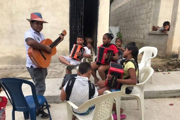 Los niños, niñas y jóvenes aprendiendo a través del cuerpo la música vallenata.