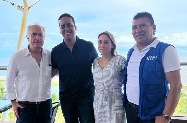 El gobernador Electo de La Guajira, Jairo Aguilar, y el representante en Colombia del Programa Mundial de Alimentos (PMA), Carlos Scaramella, junto a su equipo de asesores.