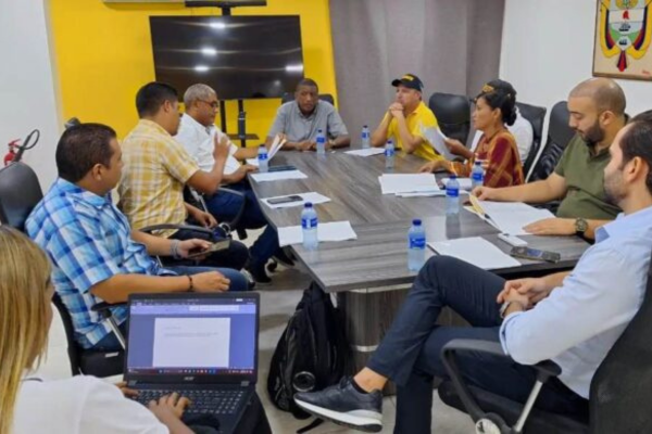 Aspecto de la reunión sostenida entre el alcalde con sus más inmediatos colaboradores, y el director de Instrafon y la Concesión.