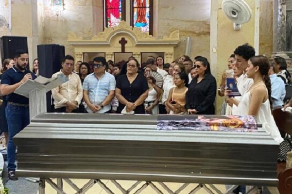 El director de Cultura departamental, José Emilio Sierra en nombre del gobernador, hizo entrega a su familia del pergamino en reconocimiento al aporte que Ana Milena le hizo a La Guajira.