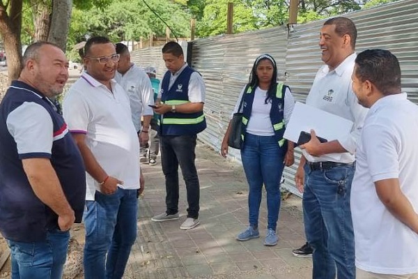 Aspecto de la visita que realizaron varios concejales de Riohacha y el secretario de Gobierno, Wilson Rojas Vanegas.