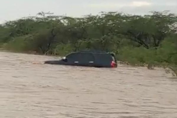 Momentos en que vehículo atraviesa uno de los tantos arroyos que se generan por las lluvias en la Alta Guajira.