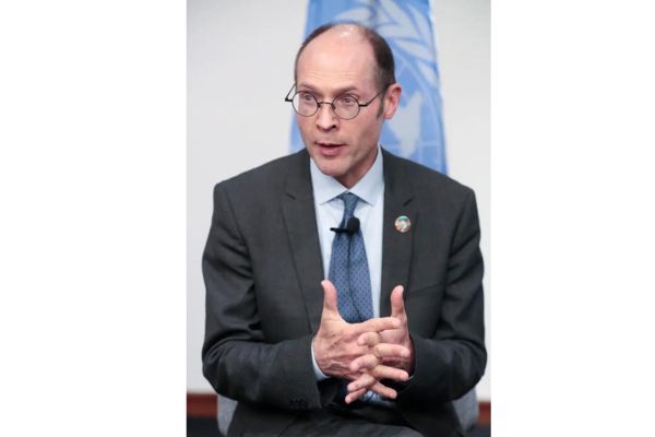 El relator especial de la ONU sobre la extrema pobreza y los derechos humanos, Olivier de Schutter, habla durante una rueda de prensa en Bogotá (Colombia).