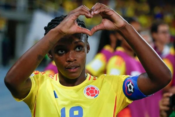 Linda Caicedo, delantera y capitana de Colombia, celebra un gol que le anotó a Corea del Sur, durante un partido de los octavos de final del Mundial FIIFA femenino sub-20, en el estadio Pascual Guerrero de Cali (Colombia)