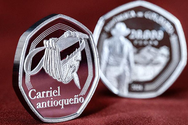 La nueva moneda de 20.000 pesos es acuñada con fines conmemorativos por Banco de la República, dedicada al carriel antioqueño.